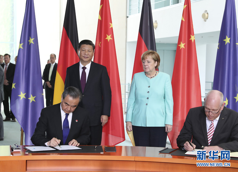 7月5日，國(guó)家主席習(xí)近平在柏林同德國(guó)總理默克爾舉行會(huì)談。會(huì)談后，兩國(guó)領(lǐng)導(dǎo)人共同見(jiàn)證了航天、智能制造、工業(yè)互聯(lián)網(wǎng)、數(shù)字化、第三方市場(chǎng)、大熊貓合作研究等領(lǐng)域多項(xiàng)雙邊合作文件的簽署。新華社記者馬占成攝