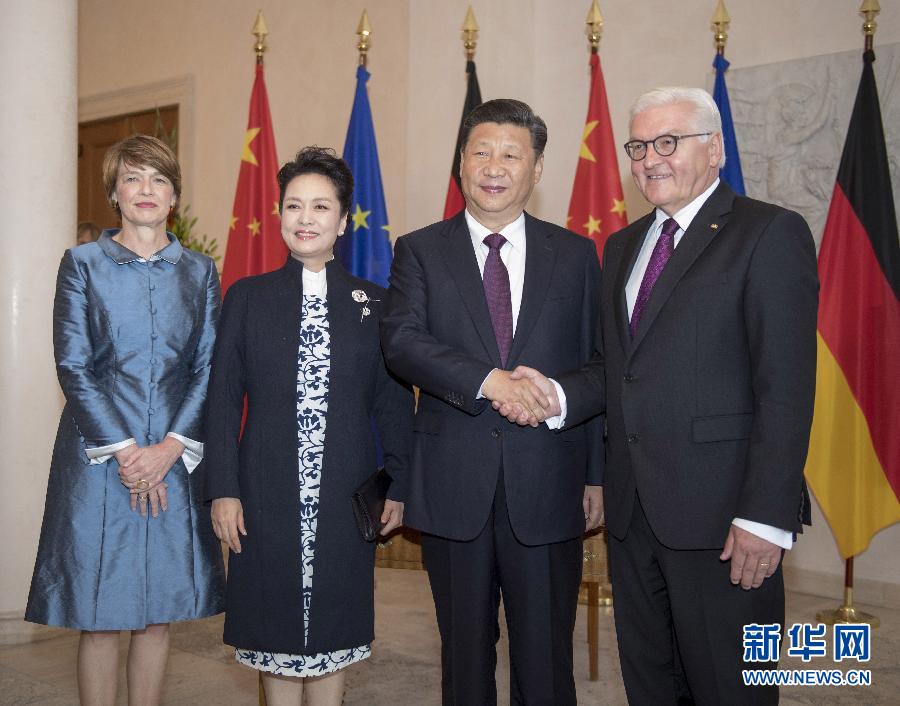 7月5日，國(guó)家主席習(xí)近平在柏林會(huì)見(jiàn)德國(guó)總統(tǒng)施泰因邁爾。會(huì)見(jiàn)前，施泰因邁爾在總統(tǒng)府花園為習(xí)近平舉行隆重歡迎儀式。這是習(xí)近平和夫人彭麗媛同施泰因邁爾夫婦合影。新華社記者 李學(xué)仁 攝