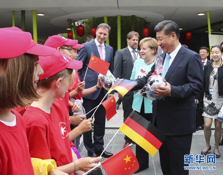 7月5日，國家主席習(xí)近平同德國總理默克爾共同出席柏林動物園大熊貓館開館儀式。這是習(xí)近平向現(xiàn)場的孩子們贈送大熊貓毛絨玩具。 新華社記者謝環(huán)馳 攝