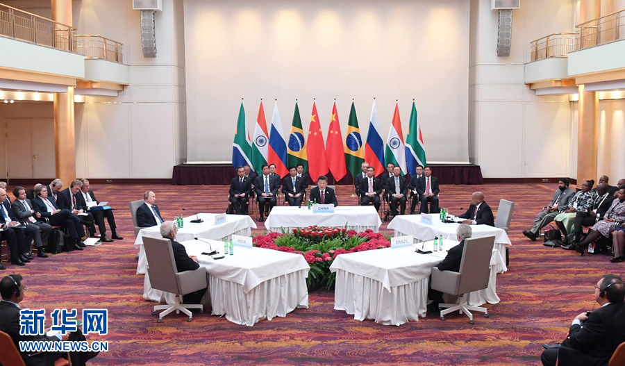 7月7日，國(guó)家主席習(xí)近平在德國(guó)漢堡主持金磚國(guó)家領(lǐng)導(dǎo)人非正式會(huì)晤，發(fā)表引導(dǎo)性講話和總結(jié)講話。南非總統(tǒng)祖馬、巴西總統(tǒng)特梅爾、俄羅斯總統(tǒng)普京、印度總理莫迪出席。新華社記者 張鐸 攝