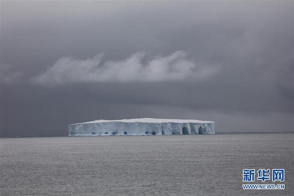 （圖文互動）（2）專訪：在南極，最美的藍冰可能通向死亡&mdash;&mdash;中國南極科考隊員講述&ldquo;冰縫驚魂記&rdquo;