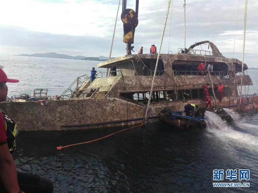 （國際）（1）泰國普吉傾覆沉沒的“鳳凰”號(hào)游船打撈出水