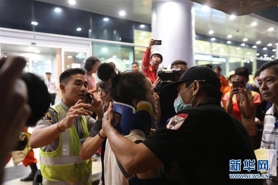 (國(guó)際)(4)一架客機(jī)在緬甸降落時(shí)滑出跑道 多人受傷