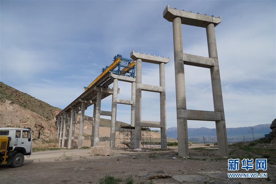 （習(xí)近平出訪配合稿&middot;圖文互動）（4）通訊：雪山腳下有條&ldquo;中國路&rdquo;