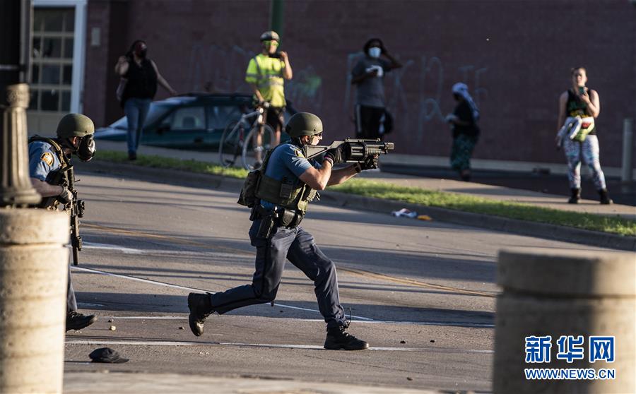 （國(guó)際）（1）美國(guó)警察執(zhí)法動(dòng)作不當(dāng)致一名非裔男子死亡 引發(fā)大規(guī)?？棺h