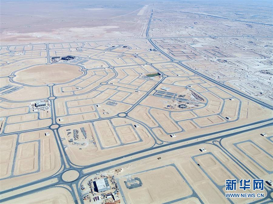 （國(guó)際疫情&middot;圖文互動(dòng)）（5）通訊：防疫、生產(chǎn)兩不誤，沙漠現(xiàn)&ldquo;棋盤(pán)&rdquo;&mdash;&mdash;記中企承建科威特住房基建項(xiàng)目
