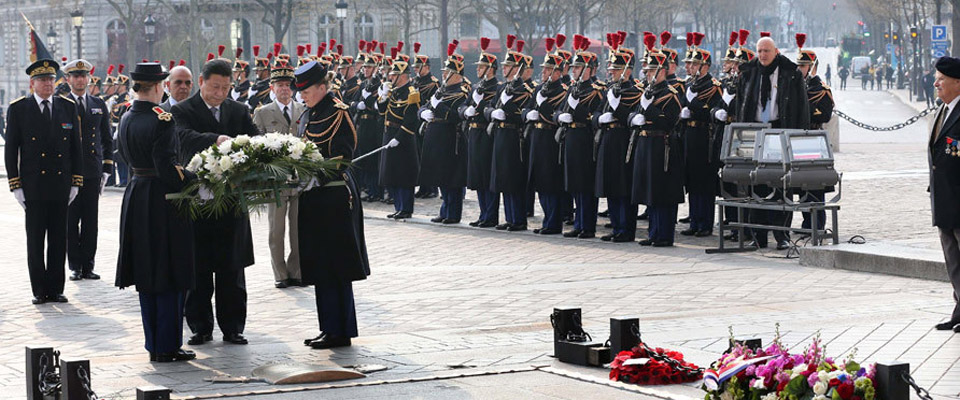 習(xí)近平向法國無名烈士墓獻花圈