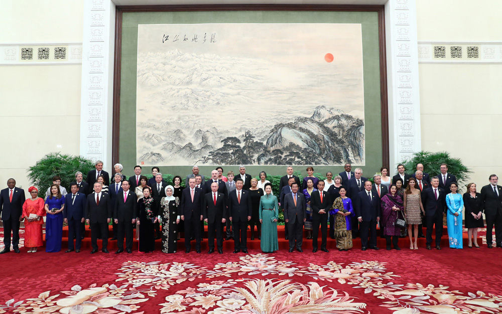 習(xí)近平和夫人彭麗媛同外方代表團(tuán)團(tuán)長及配偶集體合影留念