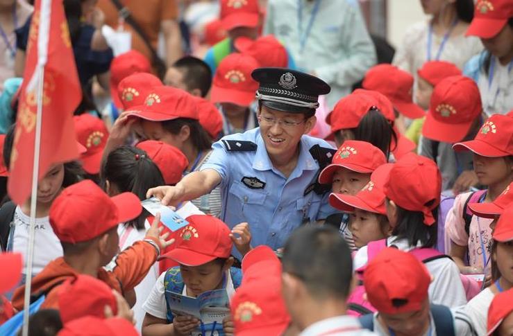 “愛(ài)在路上”親情護(hù)送 讓“小候鳥(niǎo)”飛向父母