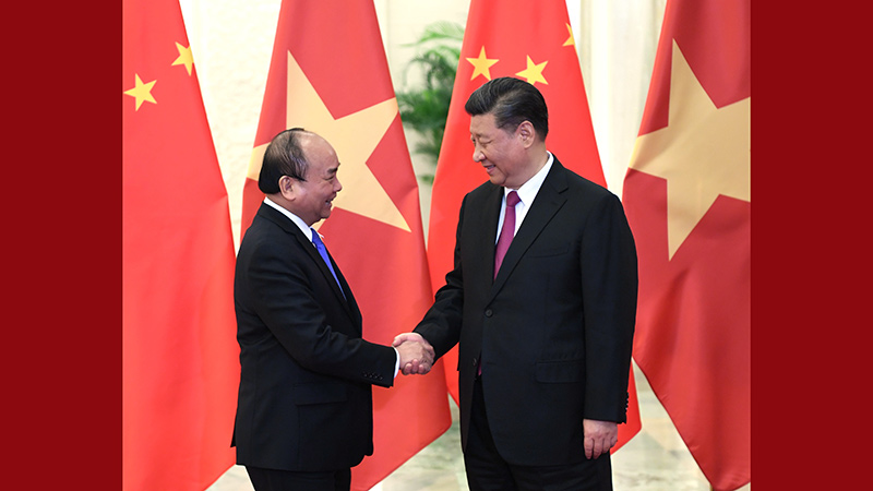 習(xí)近平會(huì)見(jiàn)越南政府總理阮春福