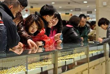 投資客圍著黃金柜臺(tái)要抄底