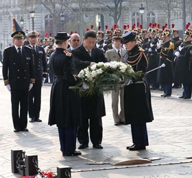 習近平向法國無名烈士墓獻花圈