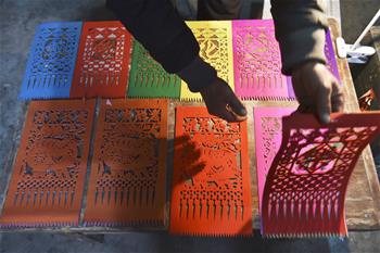 山東日照：手工制作&ldquo;過(guò)門(mén)箋&rdquo;