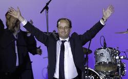 法國當(dāng)選總統(tǒng)奧朗德在巴黎參加慶?；顒?dòng)(組圖)